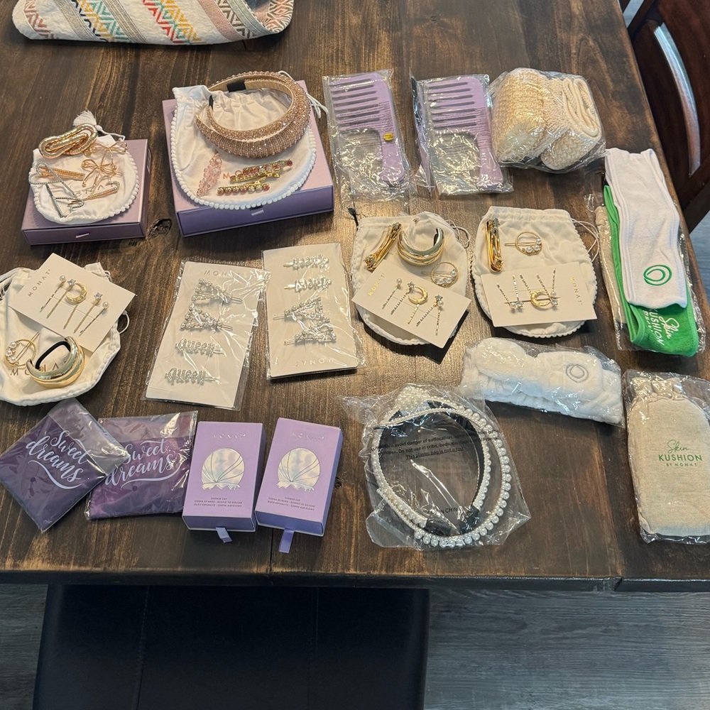 Monat Accessories